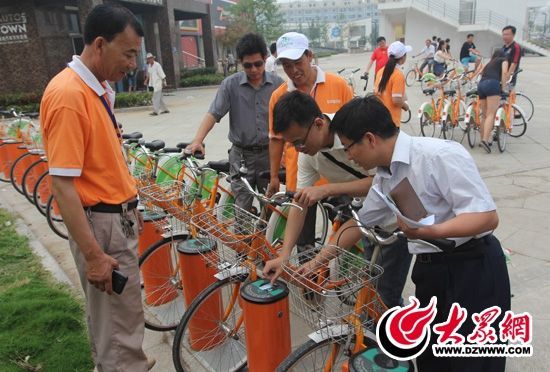 采訪團(tuán)記者做好準(zhǔn)備體驗(yàn)公共自行車。 記者 郭豪 攝。